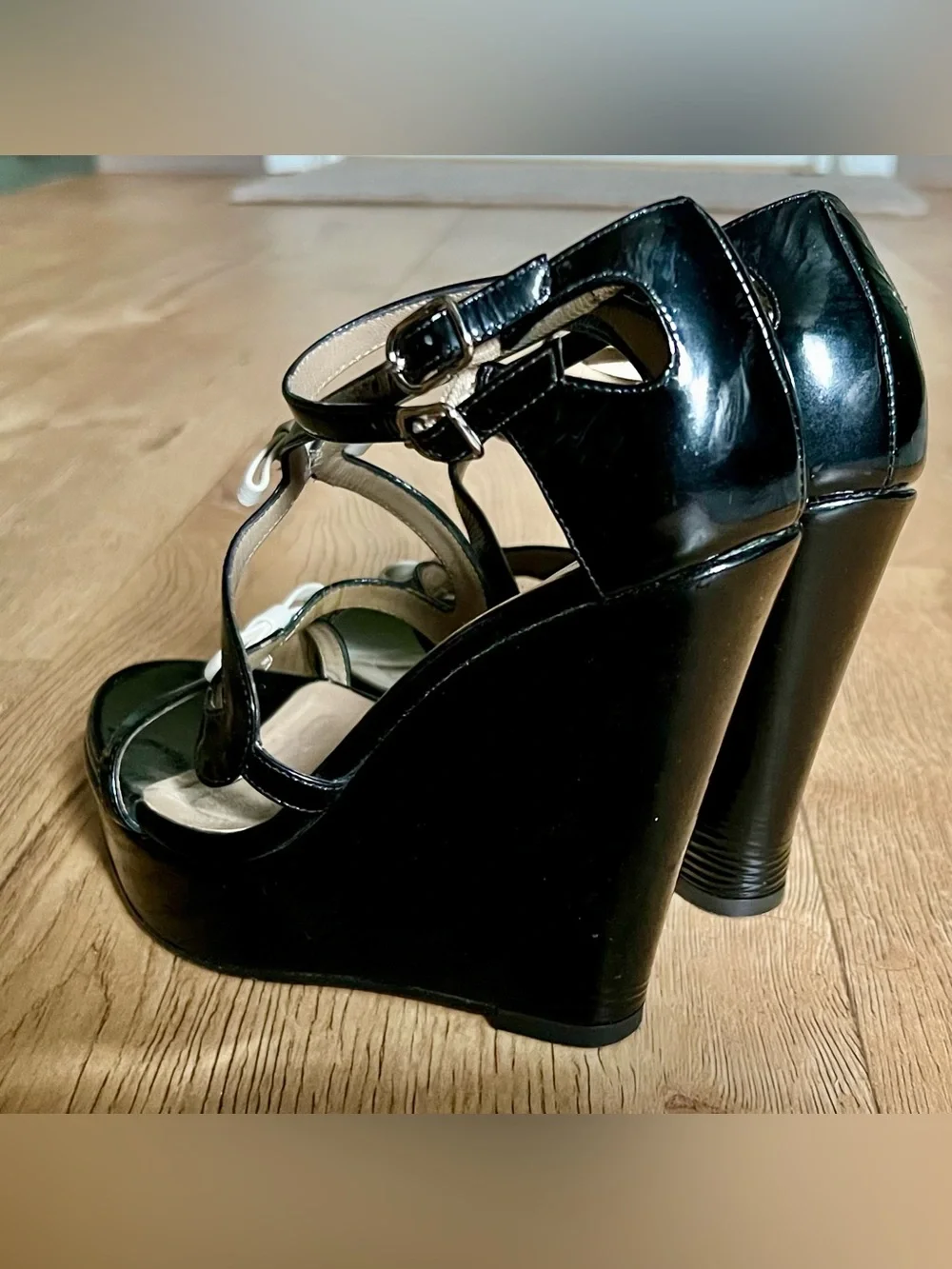 Furla Vero Cuoio Patent Leather Wedge/Platform Bow Sandals